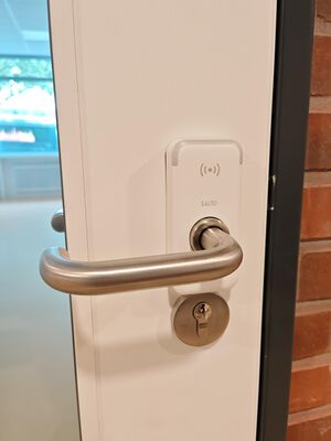 Bild eies weißen elektronischen Türbeschlags mit der Klinke nach links. Oberhalb der Klinke befindet sich ein Lesefeld für Schlüsselkarten.